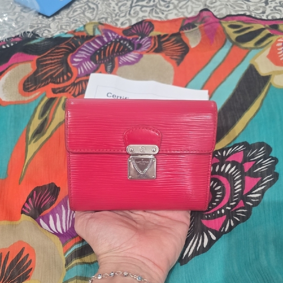 Louis Vuitton Red Epi Women's Wallet In Beautiful Used Condition - Picture 11 of 12